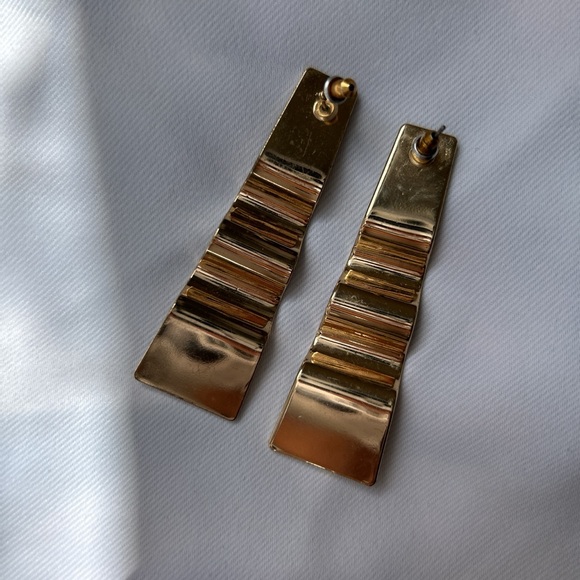 Vintage Textured Gold Earrings - Picture 2 of 2
